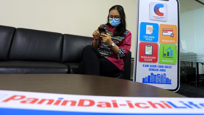 Berikan Layanan Terbaik, Cairkan Klaim Penyakit Kritis Rp 3,35 M Presiden Direktur Panin Dai-ichi Life, Fadjar Gunawan (kedua kiri) didampingi oleh Chief Distribution Officer Masakazu Kimura (kiri) secara simbolis melakukan serah terima klaim kepada nasabah didampingi oleh Financial Advisor Michael Wuhantiono (kedua kanan) dan Chief Agency Officer Darwin Gunawan di Kantor Pusat Panin Dai-ichi Life Jakarta, Senin (24/10/2022). Penyerahan klaim yang dilakukan dengan menerapkan protokol kesehatan sesuai dengan peraturan pemerintah ini membuktikan komitmennya dalam memberikan layanan terbaik kepada nasabah, Panin Dai-ichi Life dengan bayarkan klaim penyakit kritis dengan total nilai Rp 3,35 Miliar. Klaim ini merupakan salah satu manfaat tambahan penyakit kritis yaitu Waiver of Premium Plus 65, Smart Crisis Cover Plus, Additional Crisis Cover yang dipasarkan melalui jalur keagenan.