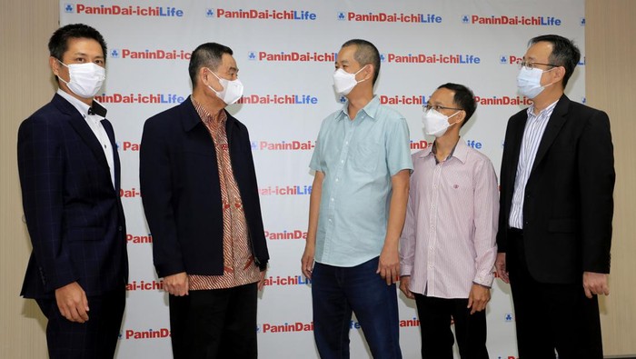 Berikan Layanan Terbaik, Cairkan Klaim Penyakit Kritis Rp 3,35 M Presiden Direktur Panin Dai-ichi Life, Fadjar Gunawan (kedua kiri) didampingi oleh Chief Distribution Officer Masakazu Kimura (kiri) secara simbolis melakukan serah terima klaim kepada nasabah didampingi oleh Financial Advisor Michael Wuhantiono (kedua kanan) dan Chief Agency Officer Darwin Gunawan di Kantor Pusat Panin Dai-ichi Life Jakarta, Senin (24/10/2022). Penyerahan klaim yang dilakukan dengan menerapkan protokol kesehatan sesuai dengan peraturan pemerintah ini membuktikan komitmennya dalam memberikan layanan terbaik kepada nasabah, Panin Dai-ichi Life dengan bayarkan klaim penyakit kritis dengan total nilai Rp 3,35 Miliar. Klaim ini merupakan salah satu manfaat tambahan penyakit kritis yaitu Waiver of Premium Plus 65, Smart Crisis Cover Plus, Additional Crisis Cover yang dipasarkan melalui jalur keagenan.
