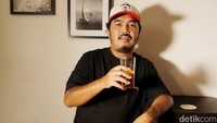 Duta Pergaulan Canggu, Adi Yukey, juga meramalkan lantai dansa di Bali melebar sampai Kedungu, juga Tanah Lot. “Mungkin 5-10 tahun akan makin ke Barat, ke daerah Kedungu, Tanah Lot situ,” ramalnya. Rachman Haryanto/detikFoto.