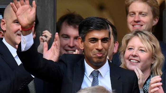 New Conservative Party leader and incoming prime minister Rishi Sunak waves as he arrives at Conservative Party Headquarters in central London having been announced as the winner of the Conservative Party leadership contest, on October 24, 2022. - Britains next prime minister, former finance chief Rishi Sunak, inherits a UK economy that was headed for recession even before the recent turmoil triggered by Liz Truss. (Photo by Daniel LEAL / AFP)