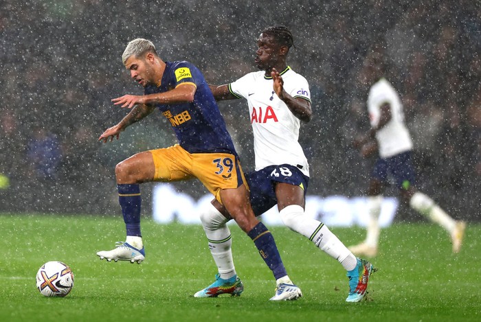 LONDON, ENGLAND - OCTOBER 23: Bruno Guimaraes of Newcastle United and Yves Bissoumas of Tottenham Hotspur battle for the ball during the Premier League match between Tottenham Hotspur and Newcastle United at Tottenham Hotspur Stadium on October 23, 2022 in London, England. (Photo by Chloe Knott - Danehouse/Getty Images)