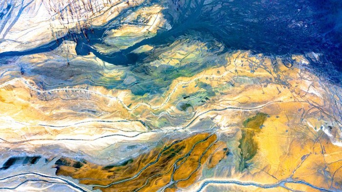 Bukan Lukisan, Ini Cuma Foto Bendungan Lho Citra satelit memperlihatan lanskap bendungan Tailing di Huangshi, China. Panorama yang diperlihatkan terlihat bak lukisan.