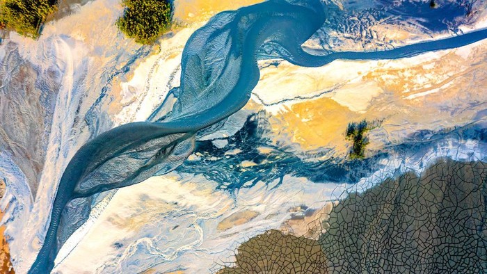 Bukan Lukisan, Ini Cuma Foto Bendungan Lho Citra satelit memperlihatan lanskap bendungan Tailing di Huangshi, China. Panorama yang diperlihatkan terlihat bak lukisan.