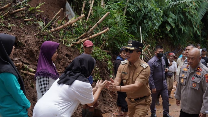 Bupati Bandung Dadang Supriatna mengimbau kepada warganya untuk tetap waspada terhadap cuaca ekstrim.
