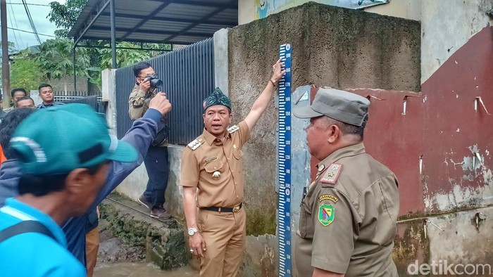 Bupati Bandung Dadang Supriatna saat meninjau banjir di Kampung Muara.