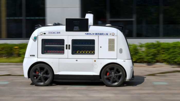 Canggih, Mobil Mungil Ini Jual Minuman Tanpa Pedagang Mobil ini dapat melayani para pembeli tanpa pengemudi maupun penjual.