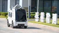 Sebuah mobil mungil berjalan di sebuah taman industri di Changsha, Hunan, China, Senin (24/10/2022).