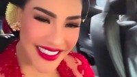 Ibunda Rob Cardinal terlihat memakai kebaya warna merah. Foto: Instagram