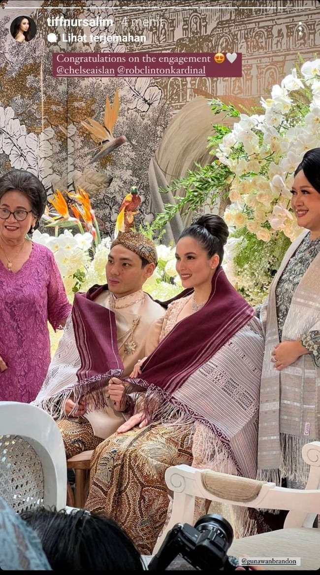 Yang unik dari momen lamaran Chelsea Islan dan Rob Clinton adalah memadukan dua adat yang berbeda. Ada momen, keduanya diselimuti dengan kain Ulos dari adat Batak. Foto: dok. Instagram