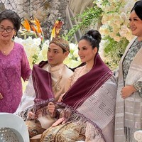Yang unik dari momen lamaran Chelsea Islan dan Rob Clinton adalah memadukan dua adat yang berbeda. Ada momen, keduanya diselimuti dengan kain Ulos dari adat Batak. Foto: dok. Instagram