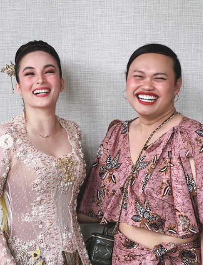 Chelsea terlihat cantik dengan makeup bernuansa pink. Inilah senyum bahagia Chelsea di hari pertunangannya. Foto: dok. Instagram/@wanda_haraa