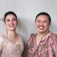 Chelsea terlihat cantik dengan makeup bernuansa pink. Inilah senyum bahagia Chelsea di hari pertunangannya. Foto: dok. Instagram/@wanda_haraa