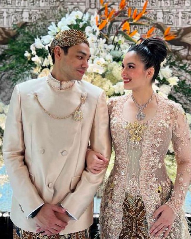 Sementara Rob tampil mengenakan beskap warna senada dengan Chelsea. Politisi 29 tahun itu juga memadankan dengan kain batik.Foto: dok. Instagram/@jusuf_long