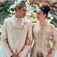 Sementara Rob tampil mengenakan beskap warna senada dengan Chelsea. Politisi 29 tahun itu juga memadankan dengan kain batik.Foto: dok. Instagram/@jusuf_long