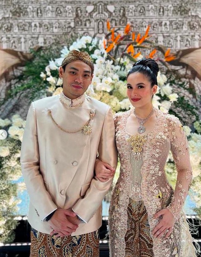 Chelsea Islan resmi dilamar oleh sang kekasih Rob Clinton, Senin (24/10/2022). Momen pertunangan mereka terlihat unik dengan pencampuran dua budaya. Foto: dok. Instagram/@jusuf_long