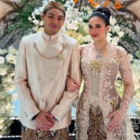 Chelsea Islan resmi dilamar oleh sang kekasih Rob Clinton, Senin (24/10/2022). Momen pertunangan mereka terlihat unik dengan pencampuran dua budaya. Foto: dok. Instagram/@jusuf_long