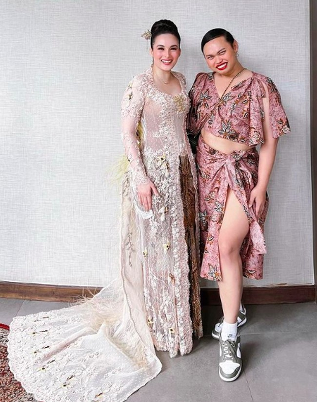 Keduanya tampil mengenakan baju tradisional Jawa. Chelsea Islan tampil mengenakan kebaya beige menyapu lantai. Dipadankan dengan kain batik. Inilah potretnya bersama Wanda Hara, sahabat sekaligus fashion stylist Chelsea Islan.Foto: dok. Instagram/@wanda_haraa