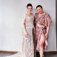 Keduanya tampil mengenakan baju tradisional Jawa. Chelsea Islan tampil mengenakan kebaya beige menyapu lantai. Dipadankan dengan kain batik. Inilah potretnya bersama Wanda Hara, sahabat sekaligus fashion stylist Chelsea Islan.Foto: dok. Instagram/@wanda_haraa