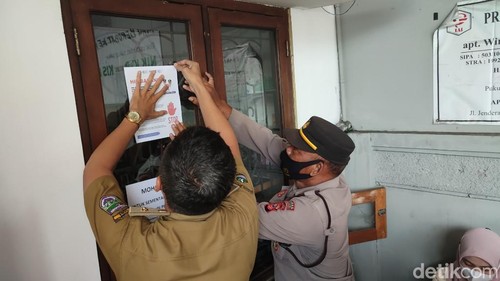 Datangi Apotek, Dinkes Ciamis Pasang Pamflet Peringatan Sementara Tidak Jual Obat Sirop