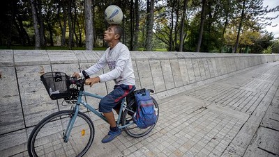 Demi Piala Dunia 2022, Pelatih Sepakbola Meksiko Ini Gowes ke Qatar