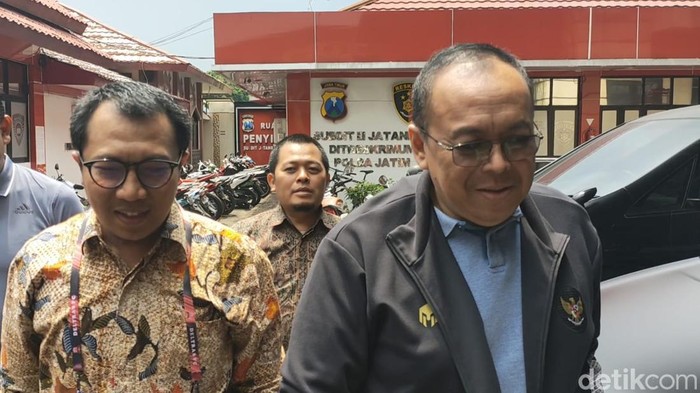 Dirut PT LIB Ahmad Hadina Lukita (kanan) bersama pengacaranya, Amir Burhanudin