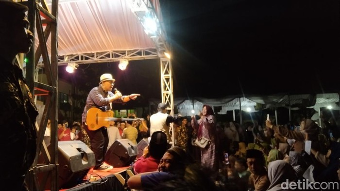 Doel Sumbang saat tampil di Majalengka