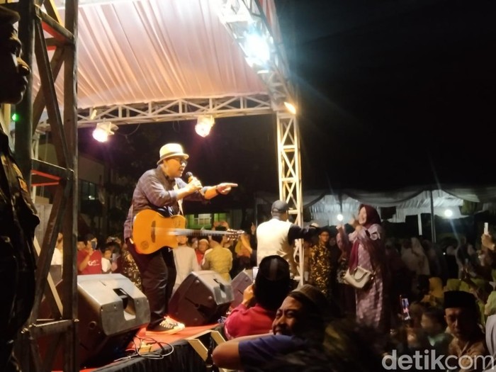 Doel Sumbang saat tampil di Majalengka