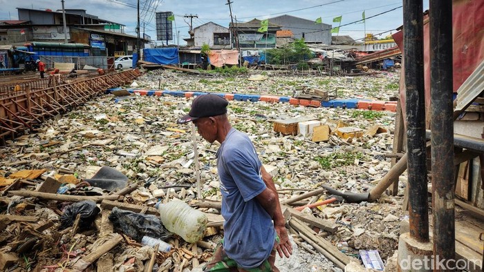 Duh Jorok Banget, Sungai di Tangerang Ini Dipenuh Sampah Warga melintas di depan hamparan sampah yang memenuhi Sungai Perancis, Dadap, Kosambi, Tangerang, Senin (24/10/2022).