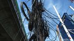 Duh, Kabel Semrawut di Wolter Monginsidi Belum Dikubur