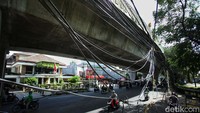 Sejumlah kabel tampak menjuntai ke bawah.
