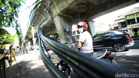 Kabel menjuntai itu akan membahayakan pengendara yang melintas.