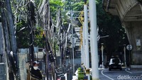 Kabel semrawut itu berada di atas trotoar yang telah direvitalisasi.