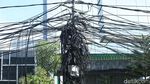 Duh, Kabel Semrawut di Wolter Monginsidi Belum Dikubur