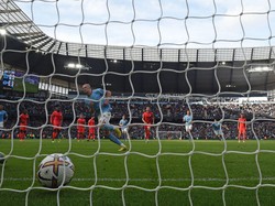 Haaland kini sudah mengoleksi 17 gol dan menjadi pemain tersubur dalam sejarah kompetisi pada saat memasuki pekan ke-13. Ia melewati 15 gol dalam 13 matchweek dari Les Ferdinand musim 1995/1996. Foto: AFP via Getty Images/OLI SCARFF