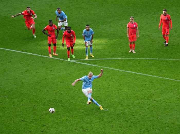 MANCHESTER, ENGLAND - OCTOBER 22: Erling Haaland of Manchester City scores their team's second goal from the penalty spot during the Premier League match between Manchester City and Brighton & Hove Albion at Etihad Stadium on October 22, 2022 in Manchester, England. (Photo by Tom Flathers/Manchester City FC via Getty Images)