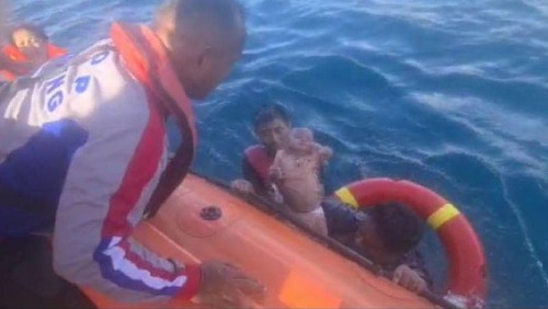 Evakuasi penumpang kapal cepat yang terbakar di NTT (Antara)