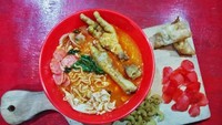Warung Cakar Ceker Seblak menyajikan semangkuk seblak ceker yang penuh isian seperti makaroni, sosis dan sebagainya. Berlokasi di Jalan Kemuning Raya No.25, Pasar Minggu harga seblak ceker di sini dibanderol mulai dari Rp 13.000an saja. Foto: Instagram/Istimewa/Twitter/iStock