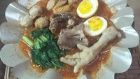 Jadi favorit para siswa hingga masyarakat di sekitar Seblak Mama Rizky di Cimanggis, Bojonggede, Bogor. Harga seporsi seblaknya mulai dari Rp 10.000an dengan berbagai topping tambahan yang bisa dipesan sesuai selera. Foto: Instagram/Istimewa/Twitter/iStock