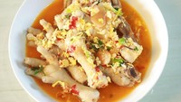 Ramai dengan penjaja kuliner kaki lima saat malam hari, di Jalan Pejaten Raya juga ada pedagang seblak yang terkenal cita rasanya. Menu andalan yang tak boleh dilewatkan di sini ada seblak ceker yang dibanderol seharga Rp 15.000 saja. Foto: Instagram/Istimewa/Twitter/iStock