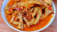Populer sebagai tempatnya wisata kuliner saat malam hari, kawasan Bukit Duri menawarkan beragam makanan enak. Salah satunya pedagang seblak ceker seharga Rp 10.000 yang kerap diantre pelanggan. Foto: Instagram/Istimewa/Twitter/iStock
