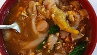 Buka sejak sore hingga malam hari, seblak ceker yang disajikan oleh Seblak Koplak seharga Rp 10.000an ini cocok untuk menghangatkan badan. Dijual di atas gerobak sederhana kamu bisa menemukan Seblak Koplak di Jalan Pintu Air II, Cinere, Depok. Foto: Instagram/Istimewa/Twitter/iStock