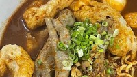 Walaupun warnanya tak merah tetapi pedasnya seblak ceker di Seblak Jeletet Murni tak perlu diragukan. Seblak yang berada di Jalan Tanjung Duren 4 ini harganya disesuaikan dengan topping yang dipilih yaitu mulai dari Rp 5.000an. Foto: Instagram/Istimewa/Twitter/iStock