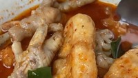 Rumah Seblak yang berada di Jalan Pemuda Kranji, Bekasi ini menawarkan seblak dengan sistem all you can pick atau bebas ambil topping. Harganya mulai dari Rp 5.000an, untuk tambah ceker ayam juga bisa menambah Rp 1.000 saja per potong. Foto: Instagram/Istimewa/Twitter/iStock