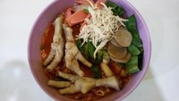 Seporsi seblak ceker di Seblak Ceker Cipadu dipatok mulai dari Rp 11.000 tergantung jenis topping yang dipilih. Jika penasaran ingin mencobanya bisa langsung mengunjungi gerai yang berada di Jalan KH Wahid Hasyim No.3, Kreo Selatan, Tangerang. Foto: Instagram/Istimewa/Twitter/iStock