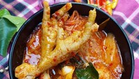Komplet isiannya, semangkuk seblak ceker yang satu ini bisa dijumpai di Gang Jamblang No.70, Bojongsari, Depok. Harga semangkuk seblak ceker yang komplet isinya bisa didapatkan hanya dengan membayar Rp 16.500 saja. Foto: Instagram/Istimewa/Twitter/iStock