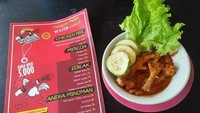 Seblak Teh Mala terkenal dengan cakarnya yang empuk, lembut dan tidak amis dengan harga Rp 5.000an. Warung seblak yang berada di Jampang, Bogor ini selalu dipadati warga sekitar mulai dari anak-anak hingga dewasa. Foto: Instagram/Istimewa/Twitter/iStock