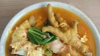 Tak jauh dari Universitas Nasional, ada pedagang seblak yang memiliki menu seblak ceker andalan. Berada di Jalan Sawo Manila, Seblak Bandung ini bisa dibeli dengan harga Rp 15.000an saja. Foto: Instagram/Istimewa/Twitter/iStock