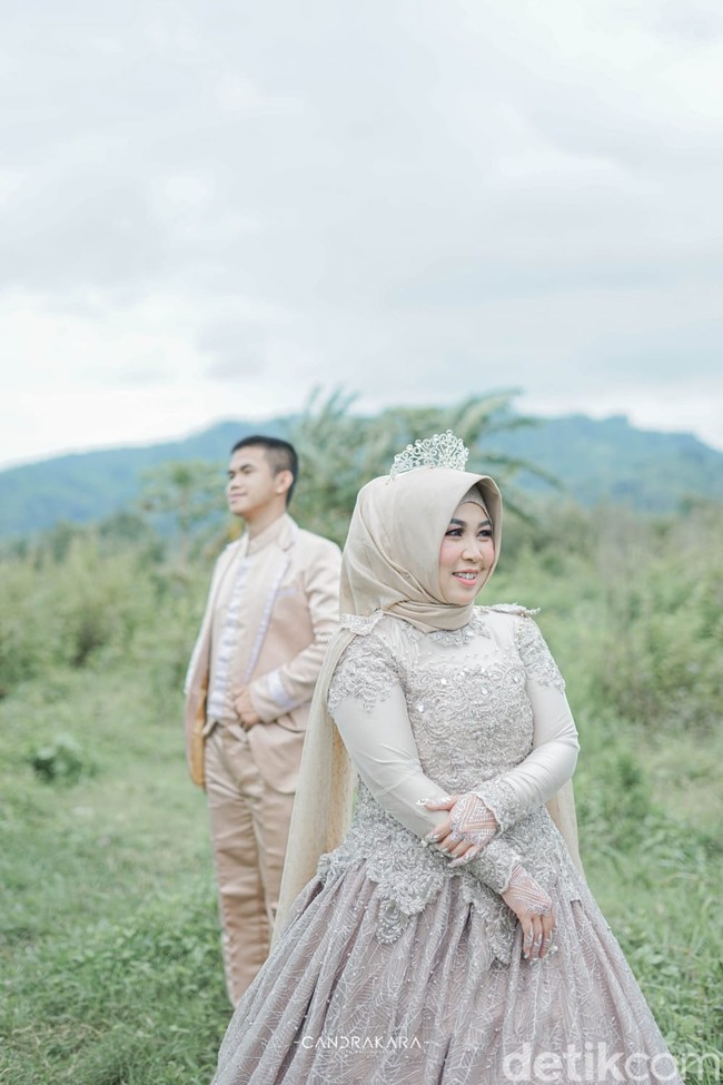 Wolipop sudah menghubungi Ade Irpan Maulana yang membagikan kisah cintanya di TikTok. Ia mengatakan menikahi Eva Nurlaela (37 tahun) yang merupakan mantan gurunya saat SMA. Istrinya dulu adalah guru geografi di sekolahnya. Kenal sudah lama pas masuk sekolah, kalau dekat tahun 2019. Awalnya mengaggumi terus ya suka lama-lama, kata Ade kepada Wolipop lewat WhatsApp, Minggu (23/10/2022). Foto: Dok. pribadi Ade Irpan.