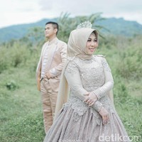 Wolipop sudah menghubungi Ade Irpan Maulana yang membagikan kisah cintanya di TikTok. Ia mengatakan menikahi Eva Nurlaela (37 tahun) yang merupakan mantan gurunya saat SMA. Istrinya dulu adalah guru geografi di sekolahnya. Kenal sudah lama pas masuk sekolah, kalau dekat tahun 2019. Awalnya mengaggumi terus ya suka lama-lama, kata Ade kepada Wolipop lewat WhatsApp, Minggu (23/10/2022). Foto: Dok. pribadi Ade Irpan.