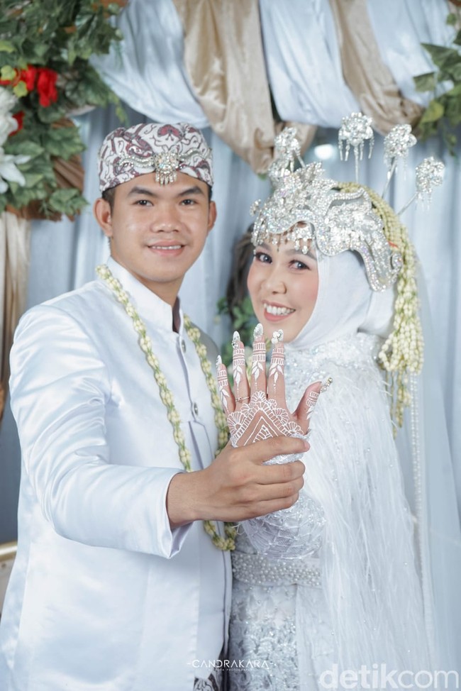 Menurut Ade, karakter Eva yang tegas namun tetap menyenangkan sehingga anak muridnya terasa dekat. Pria yang berusia 22 tahun ini menceritakan awal mula bisa dekat dengan sang guru. Awalnya pendekatan mulai dari nanya-nanya tugas dan cara mengerjakannya (dekatnya) dari situ. Reaksi guru dan teman-teman ada yang biasa saja dan ada juga yang nyinyir. Ya namanya juga manusia nggak sama semua, jelasnya seraya tertawa. Foto: Dok. pribadi Ade Irpan.